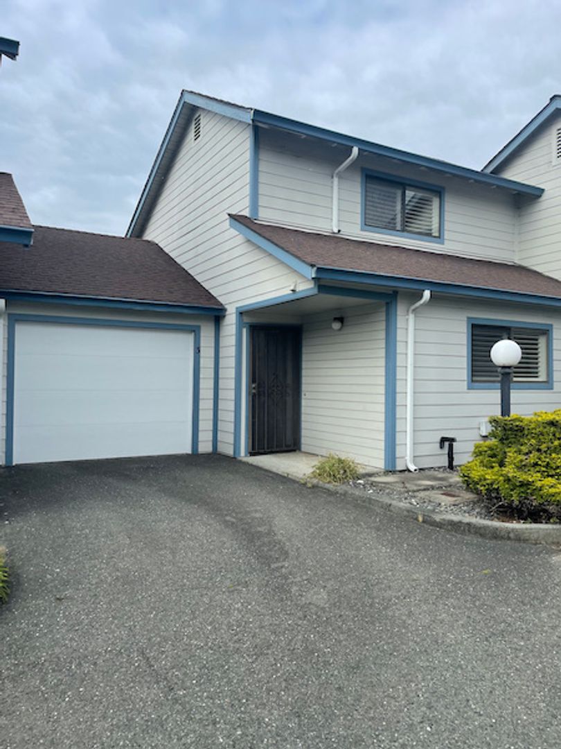 Eureka Condo: 1449 Myrtle Ave #3