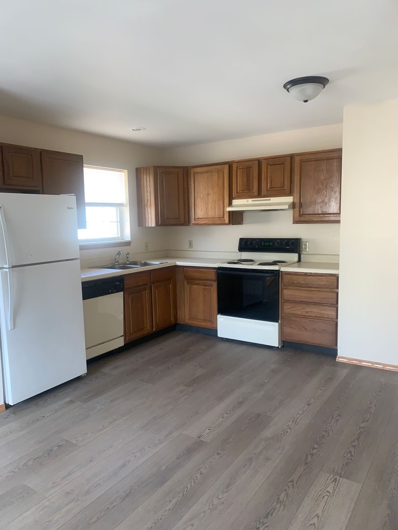 Marshfield Apartment: 232-240 N Pitts St