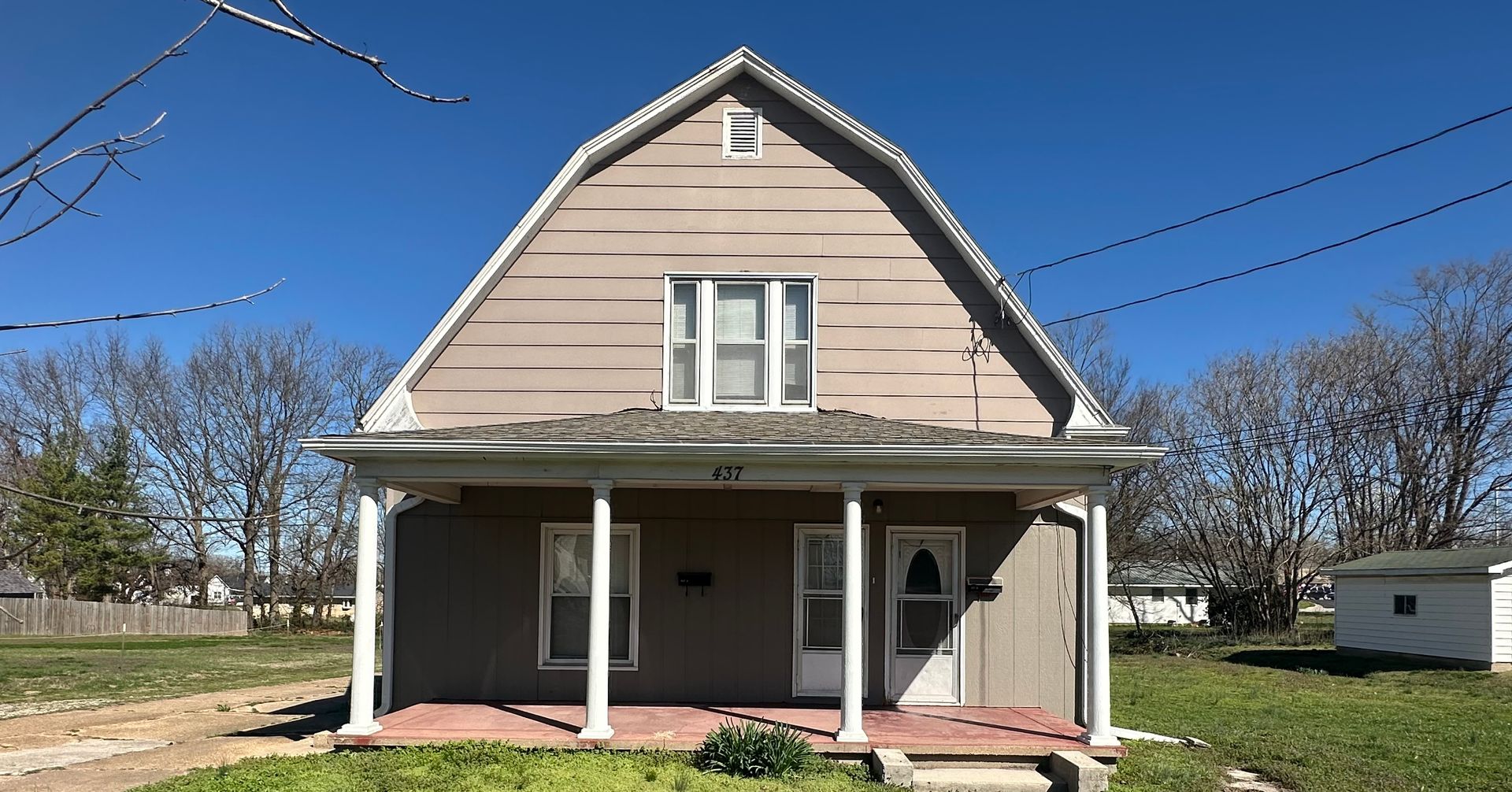 Marshfield Apartment: 437 W Jackson A & B