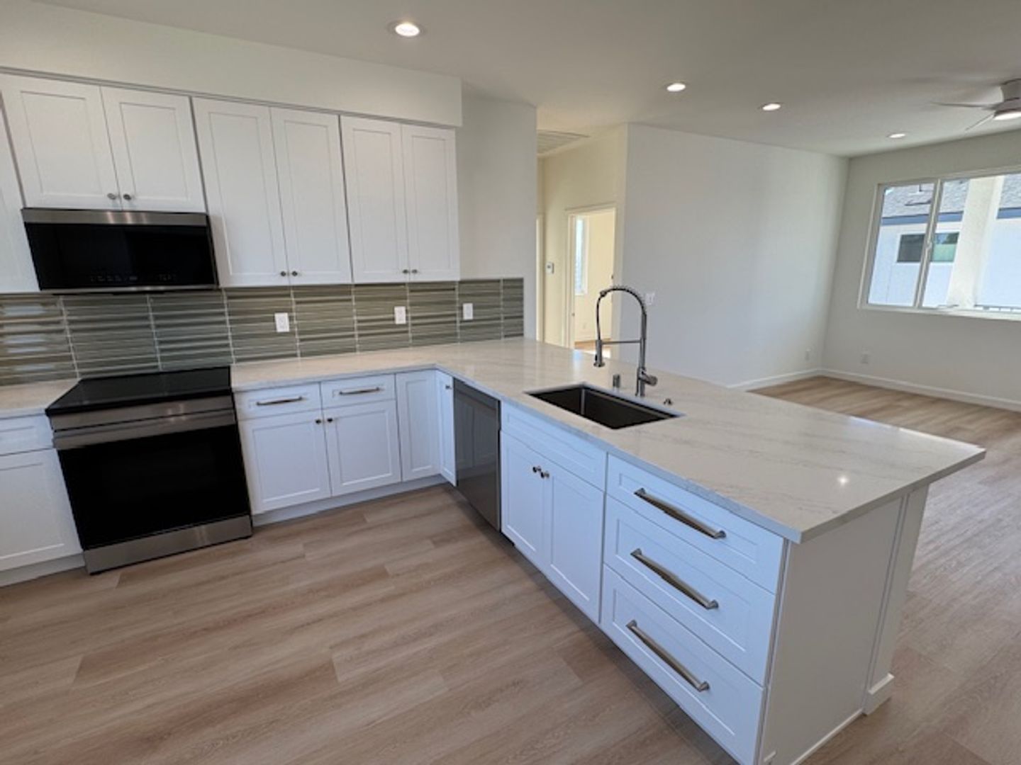 LAKEWOOD Apartment: 6170 BRIERCREST AVE