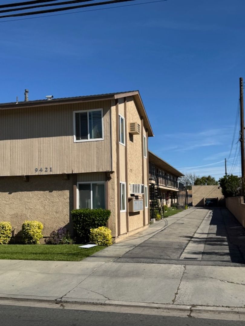 BELLFLOWER Apartment: 9421 CEDAR ST