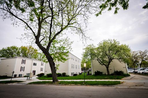 Downtown Close to UNL Washer & Dryer in each unit – photo 1