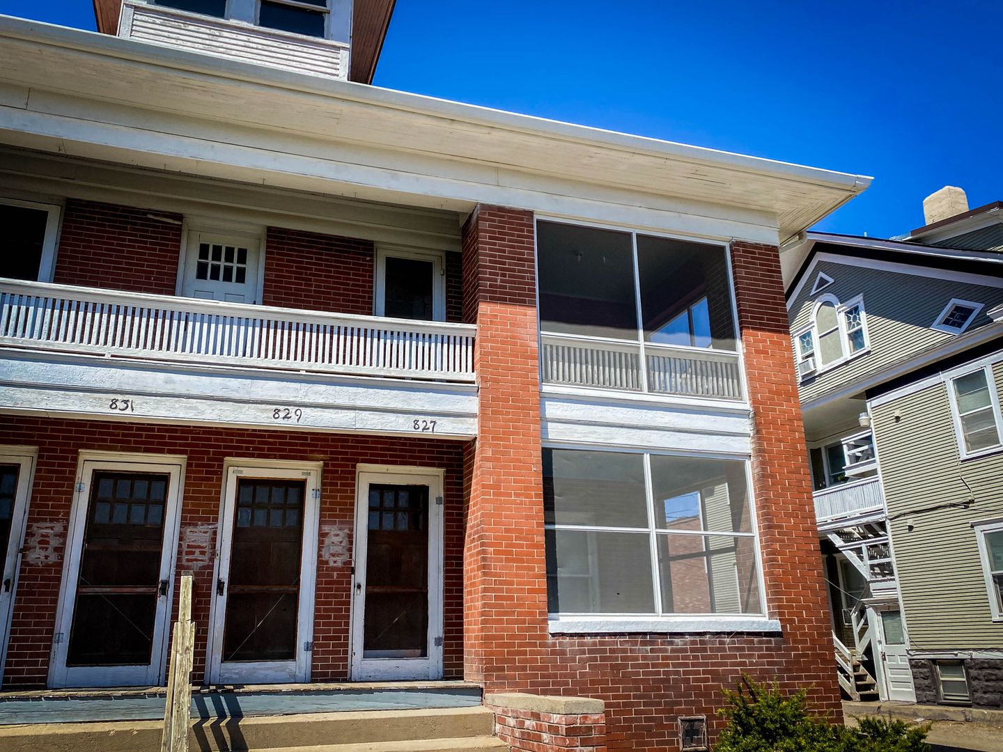 Lincoln Apartment: 827-833 Goodhue