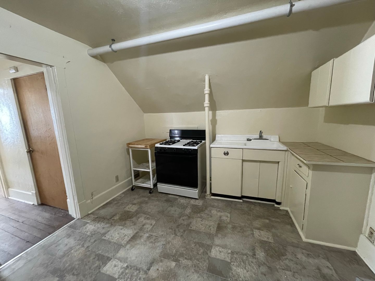 Lincoln Apartment: 1236 C St