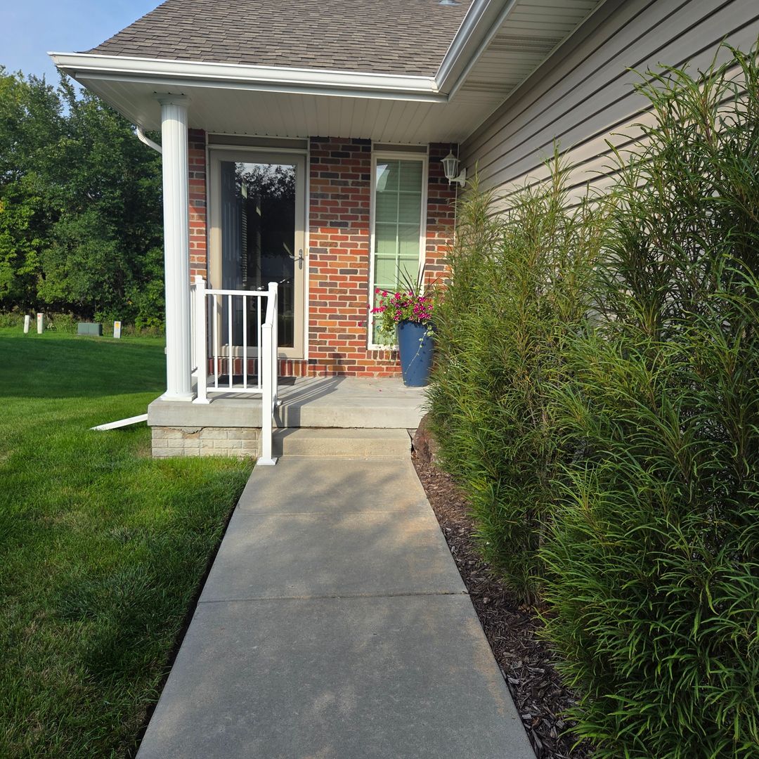 Lincoln House: 633 Carlton Dr