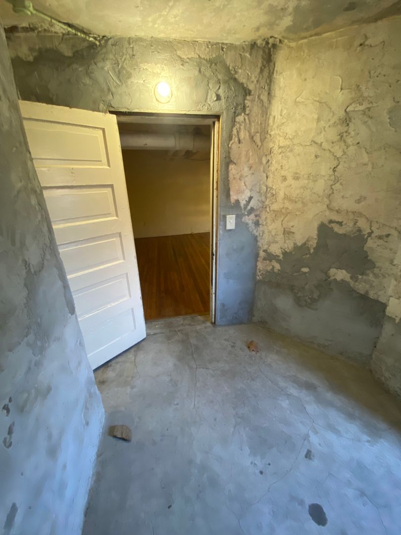 Lincoln Apartment: 1111-1119 H St