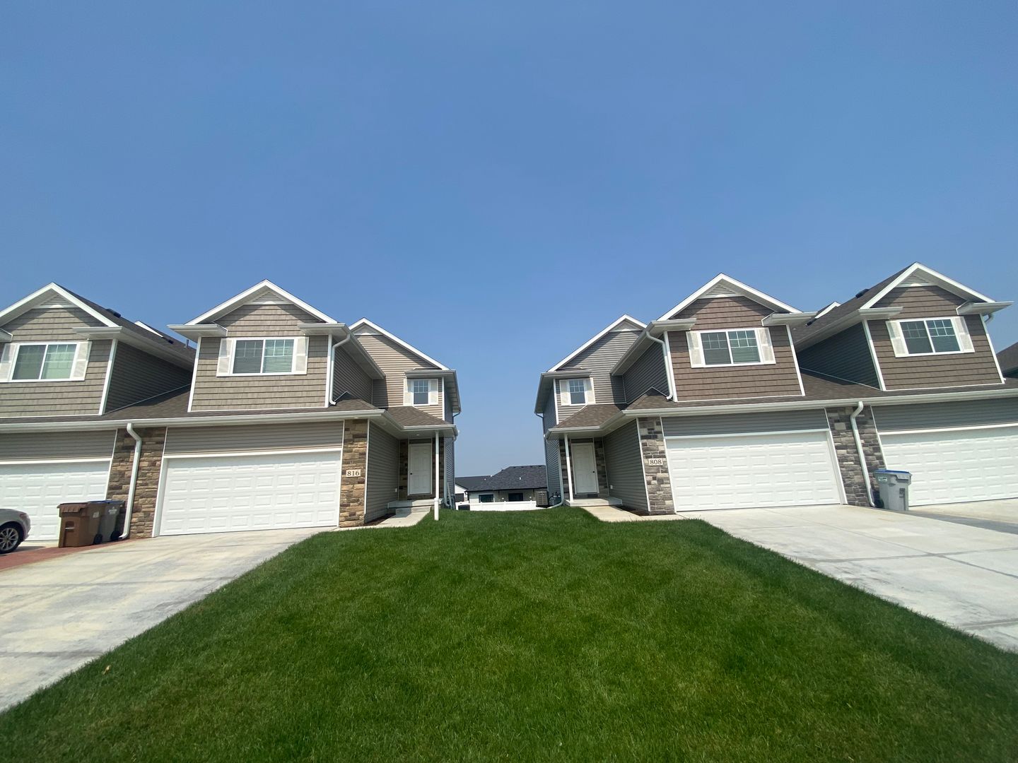 Lincoln Apartment: 800-856 Bellezza St