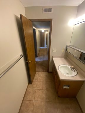 Spacious Ground Floor 2-Bedroom – Close to Downtown! – photo 1