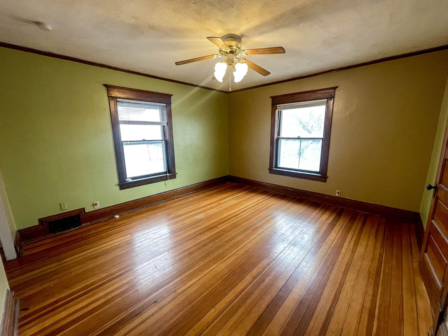 Lincoln Apartment: 1236 C St