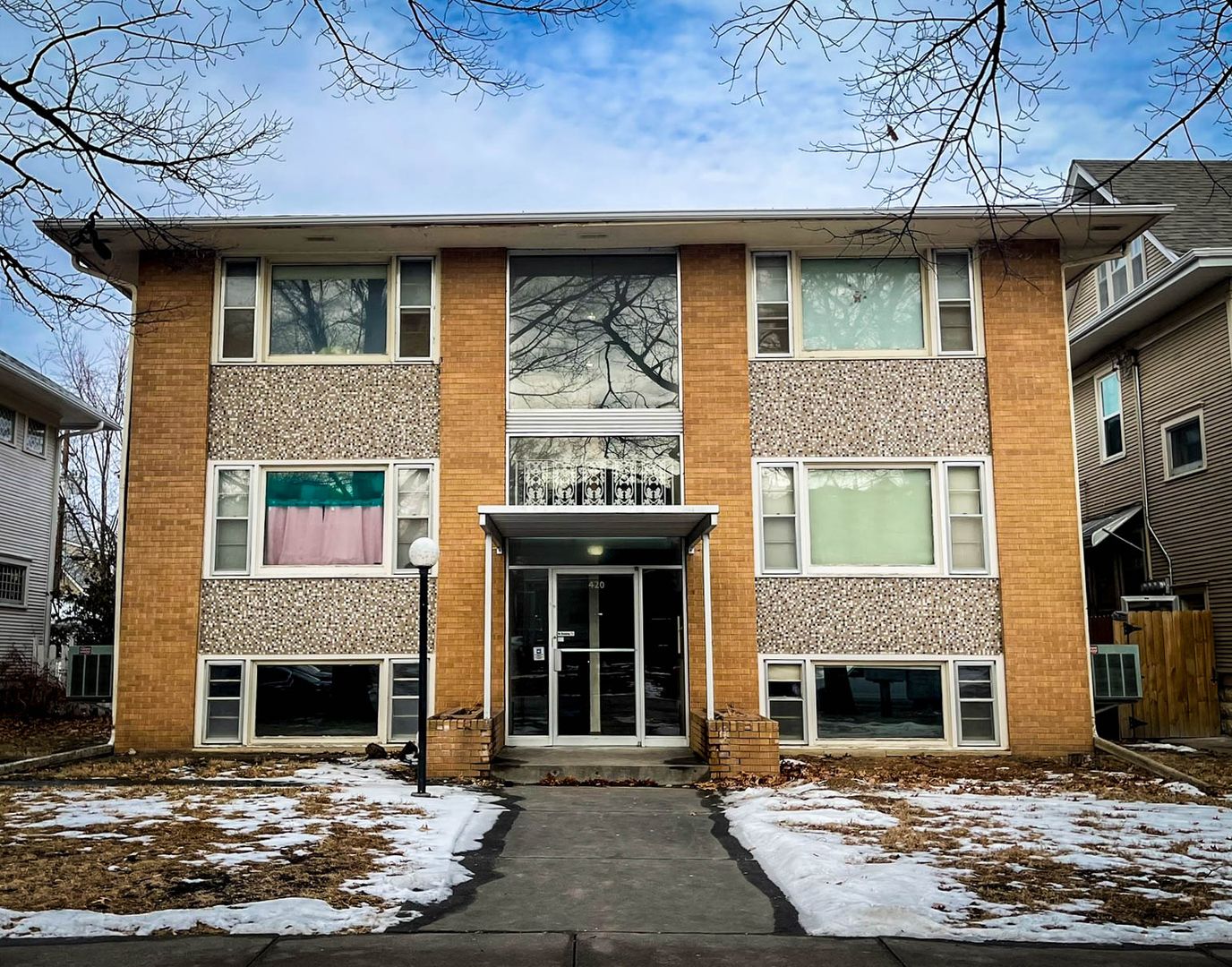 Lincoln Apartment: 1420 E St