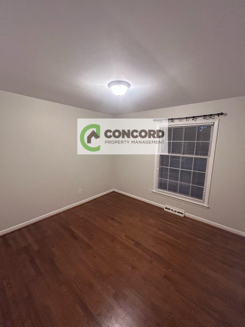 2901 Robin Hood Dr, Greensboro, NC 27408