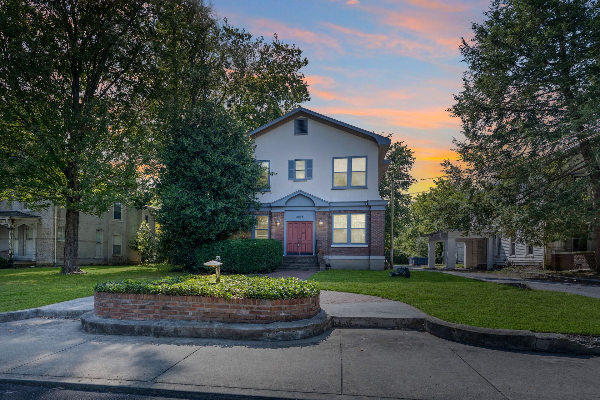Charming Historic 2BR Apartment with Garage in Downtown Hopkinsville