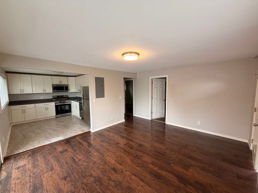 2BR/1BA Apt in South Seattle + Parking + On-Site Laundry Included – photo 1