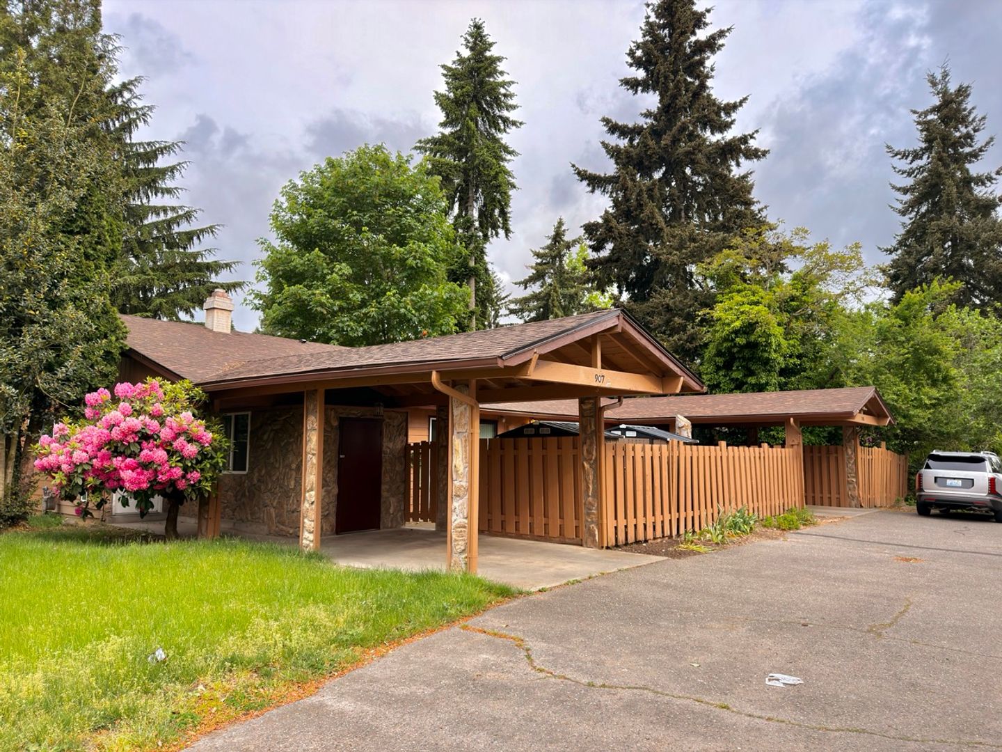 Bellevue House: 907 142nd Ave SE Bellevue