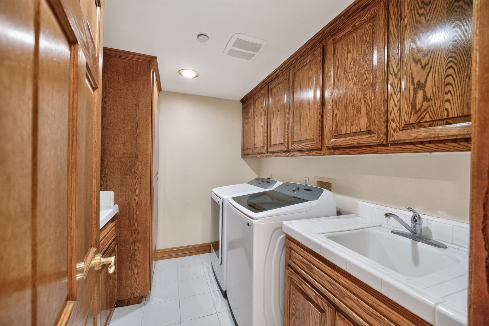 Laundry room at (PAR) 482. W. Palm Dr,