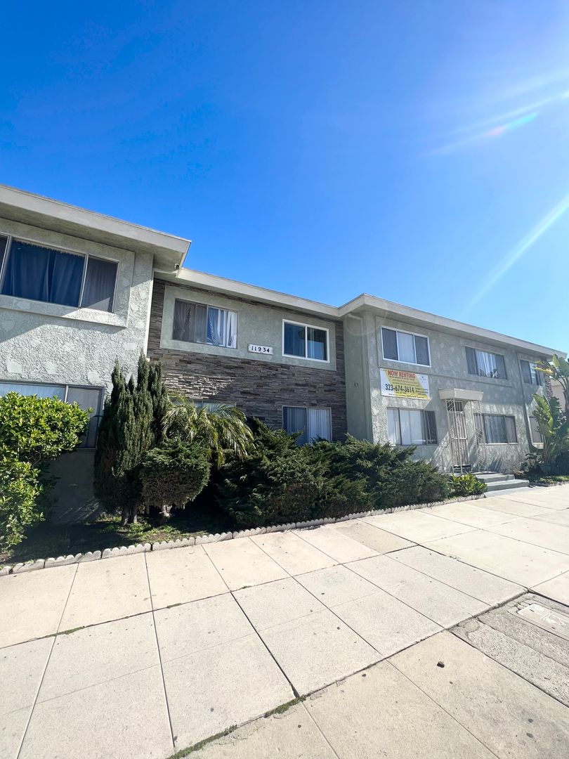 Hawthorne Apartment: 11934 Acacia Ave