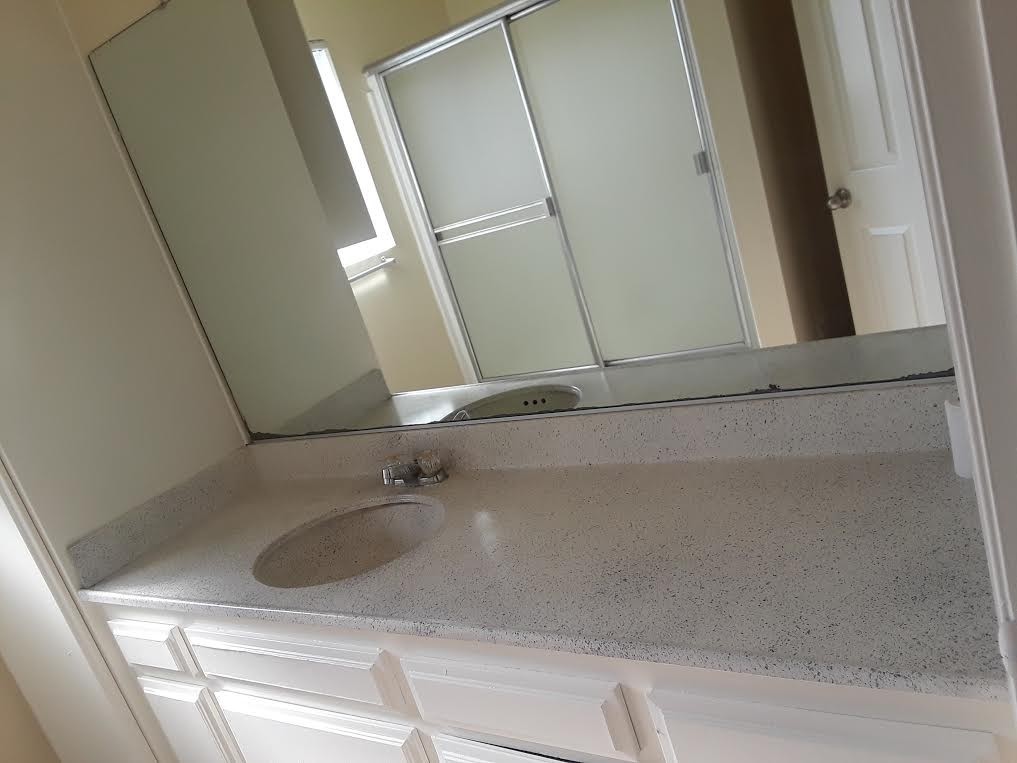 Hawthorne Apartment: 13935 Kornblum Ave