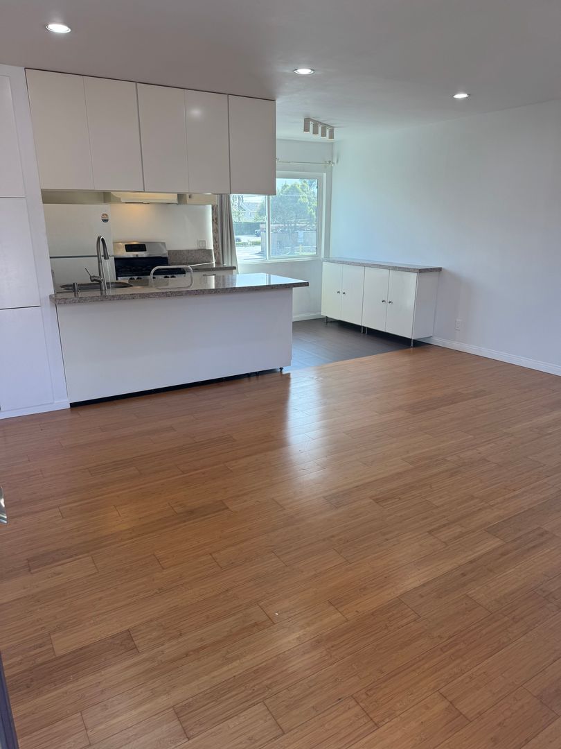 TORRANCE Apartment: 1520 W. CARSON STREET