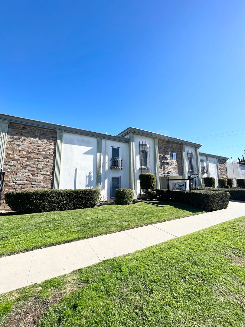 Torrance Apartment: 20336 Anza Ave