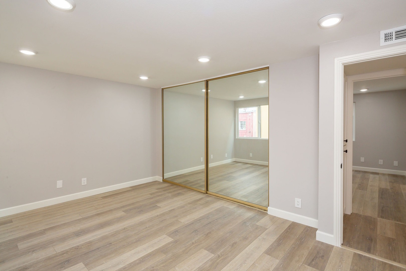 Manhattan Beach Apartment: 2208 The Strand