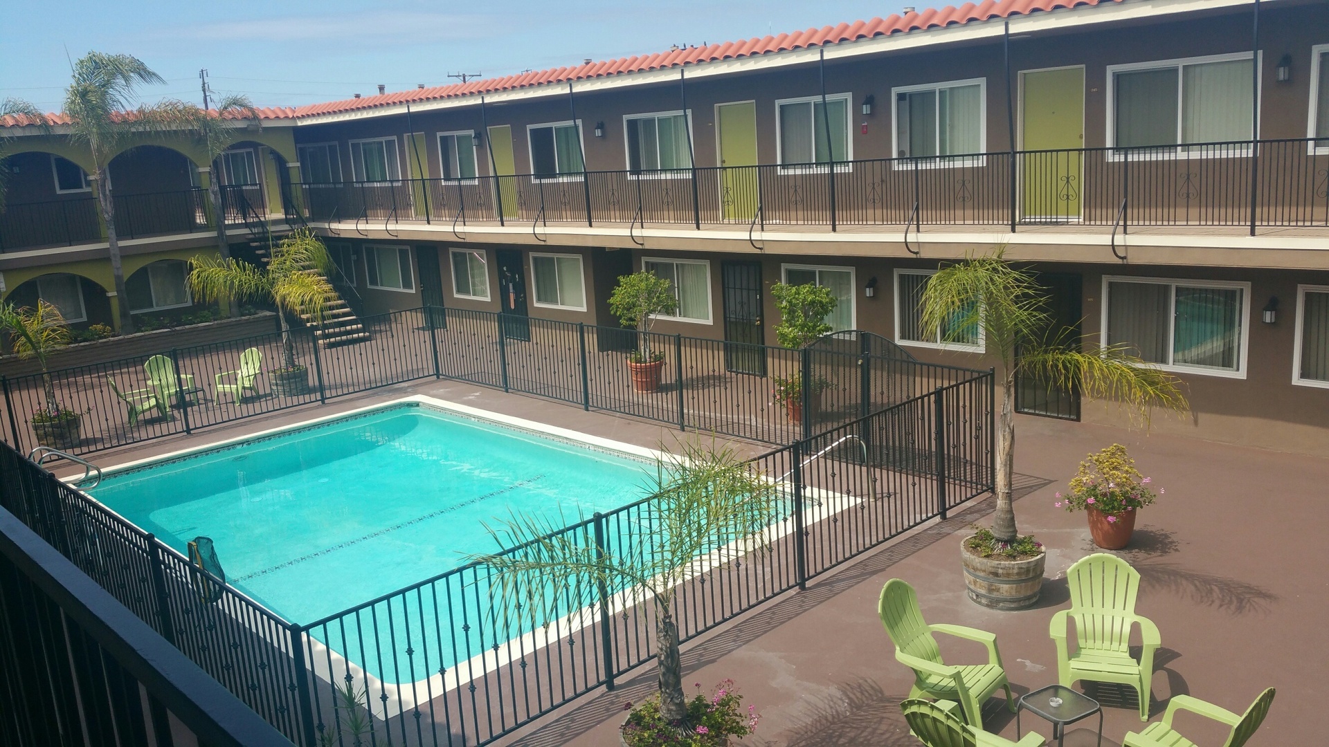 Hawthorne Apartment: 13715 Cordary Avenue