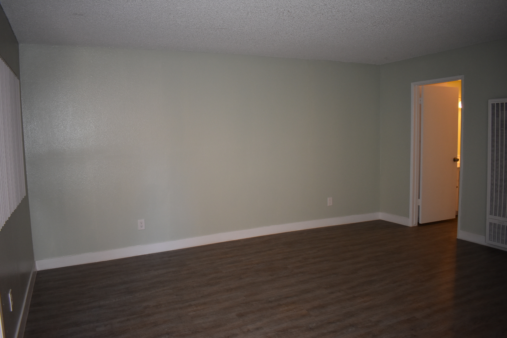 Hawthorne Apartment: 14031 S. Cerise