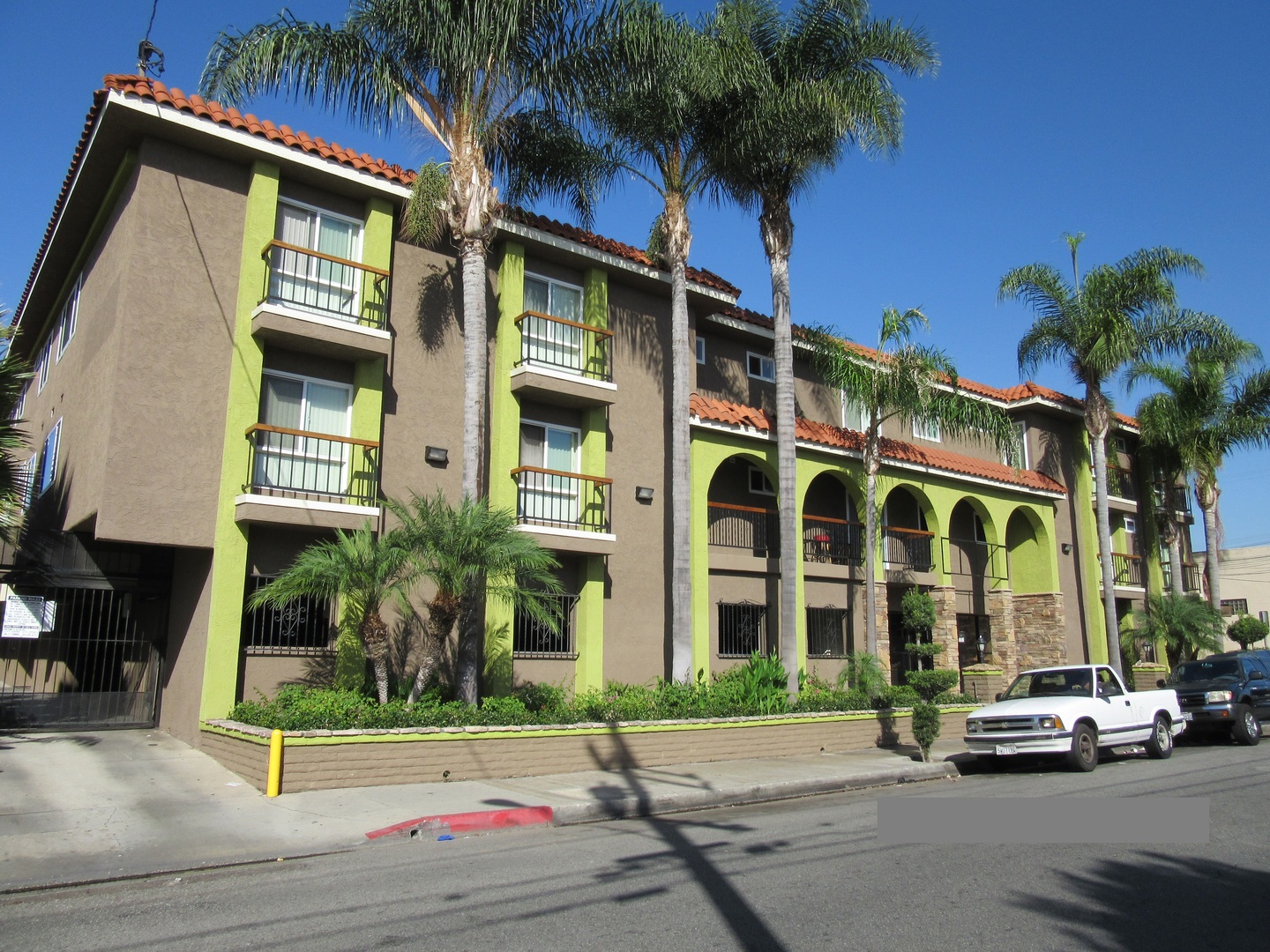 Hawthorne Apartment: 13715 Cordary Avenue