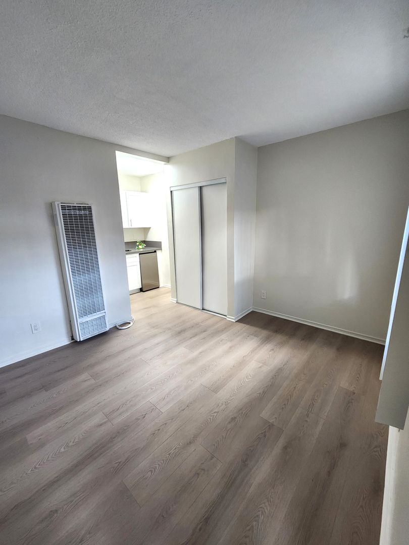 LAWNDALE Apartment: 15433 - 15443 HAWTHORNE BLVD