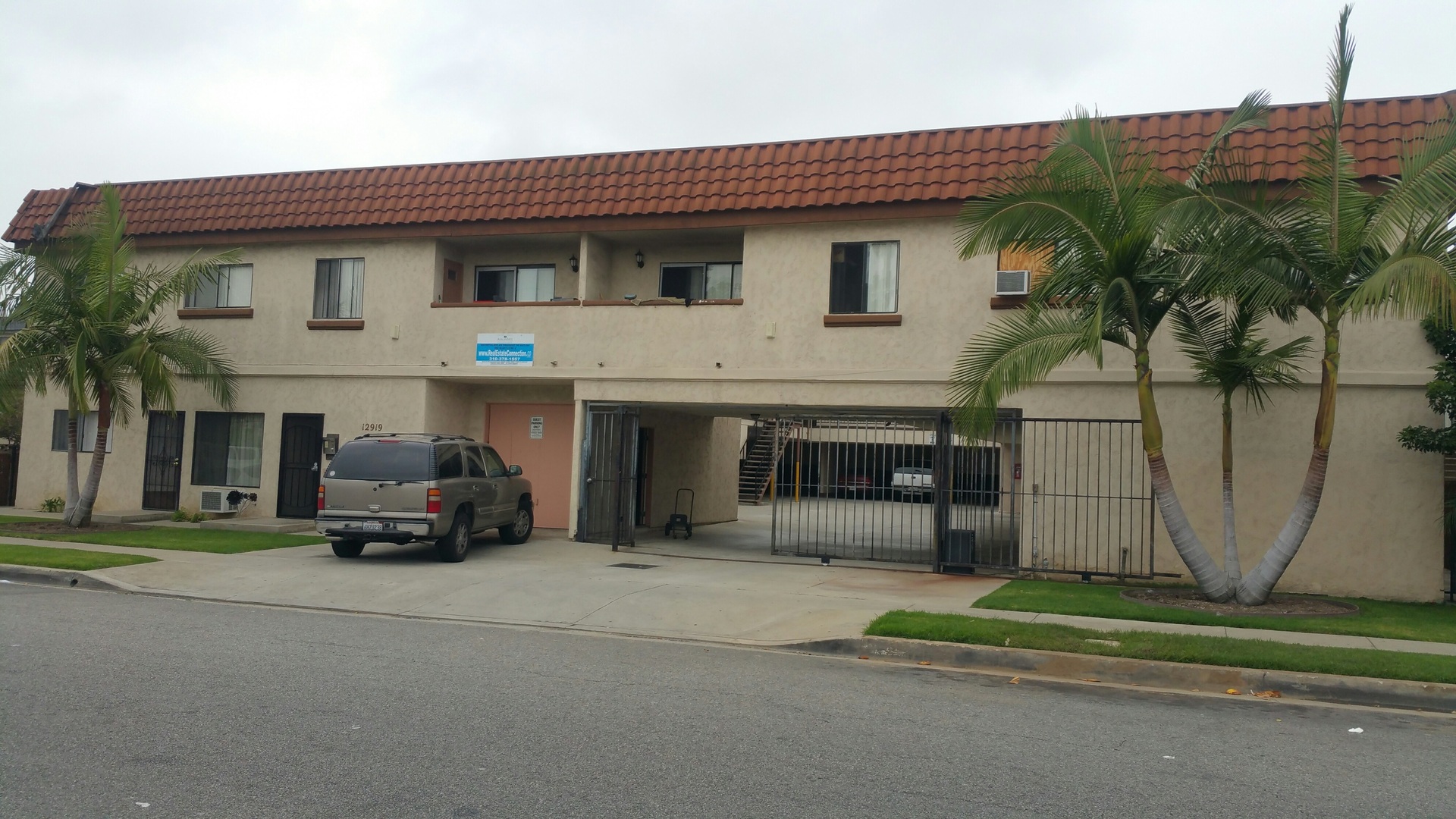 Hawthorne Apartment: 12919 Cordary Avenue