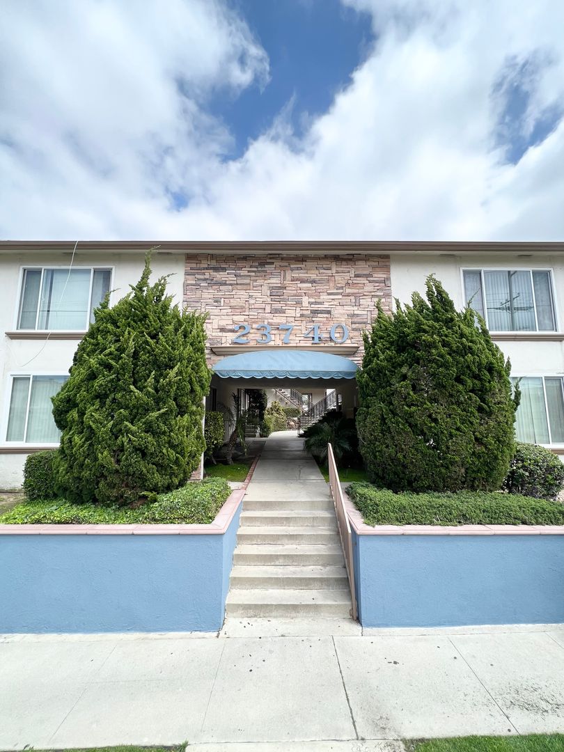 TORRANCE Apartment: 23740 Arlington Avenue