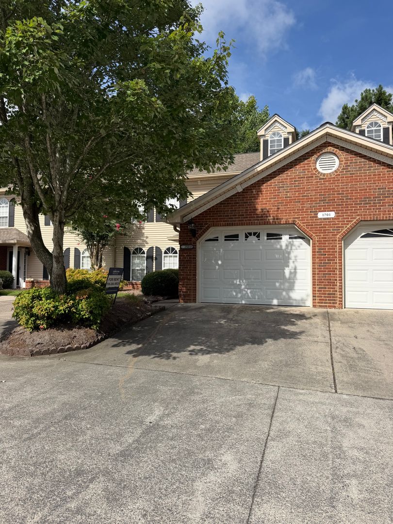 Dalton House: 1701 West Oak Drive