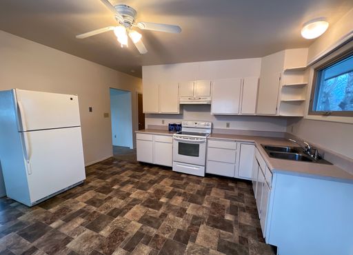Adorable 3 bedroom 1 bathroom Top Level Unit – photo 1