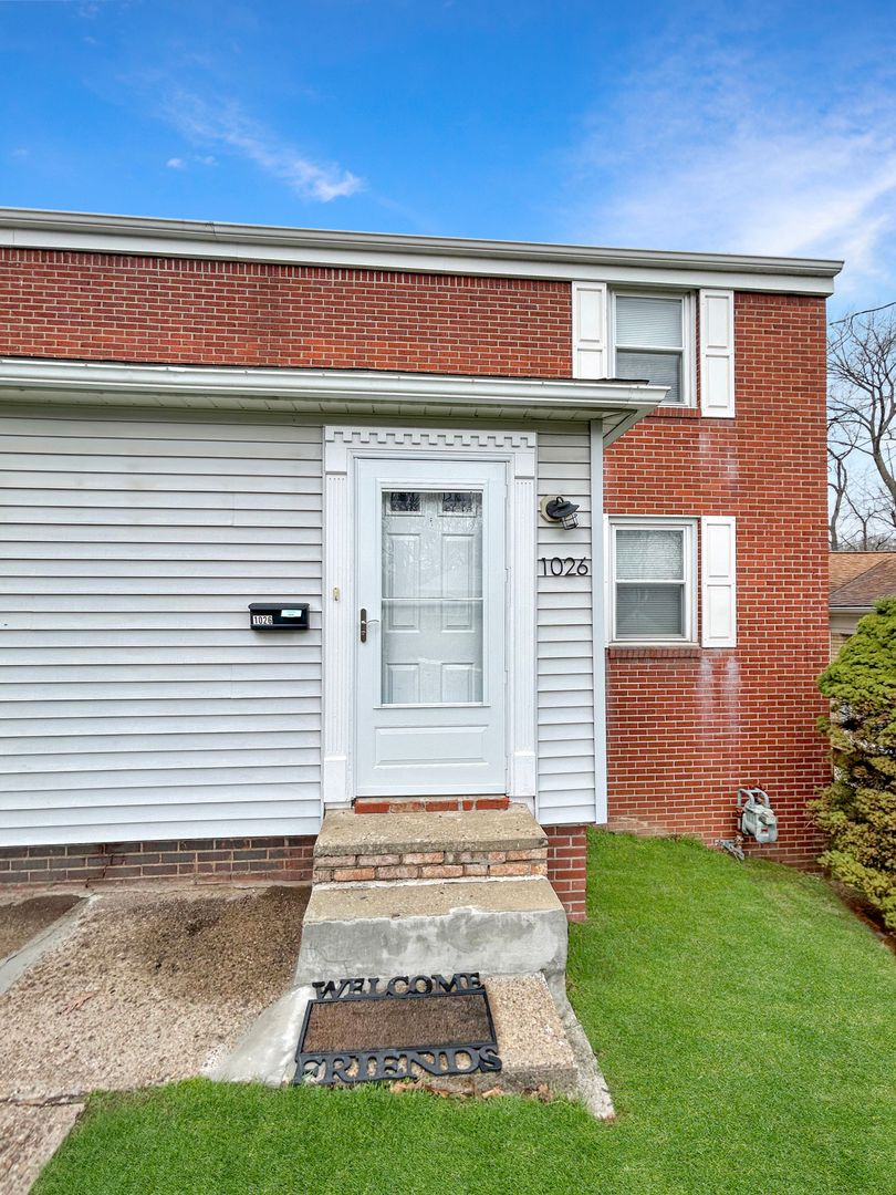 Coraopolis Apartment: 1026 and 1028 Fleming Street