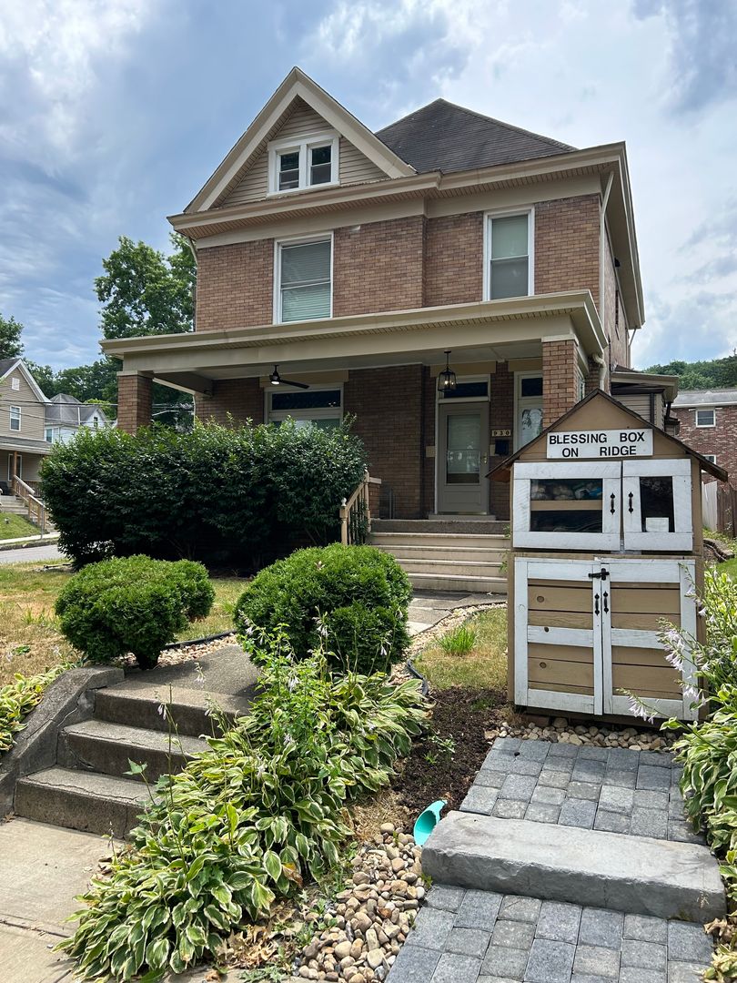 Coraopolis Apartment: 930 Ridge Ave