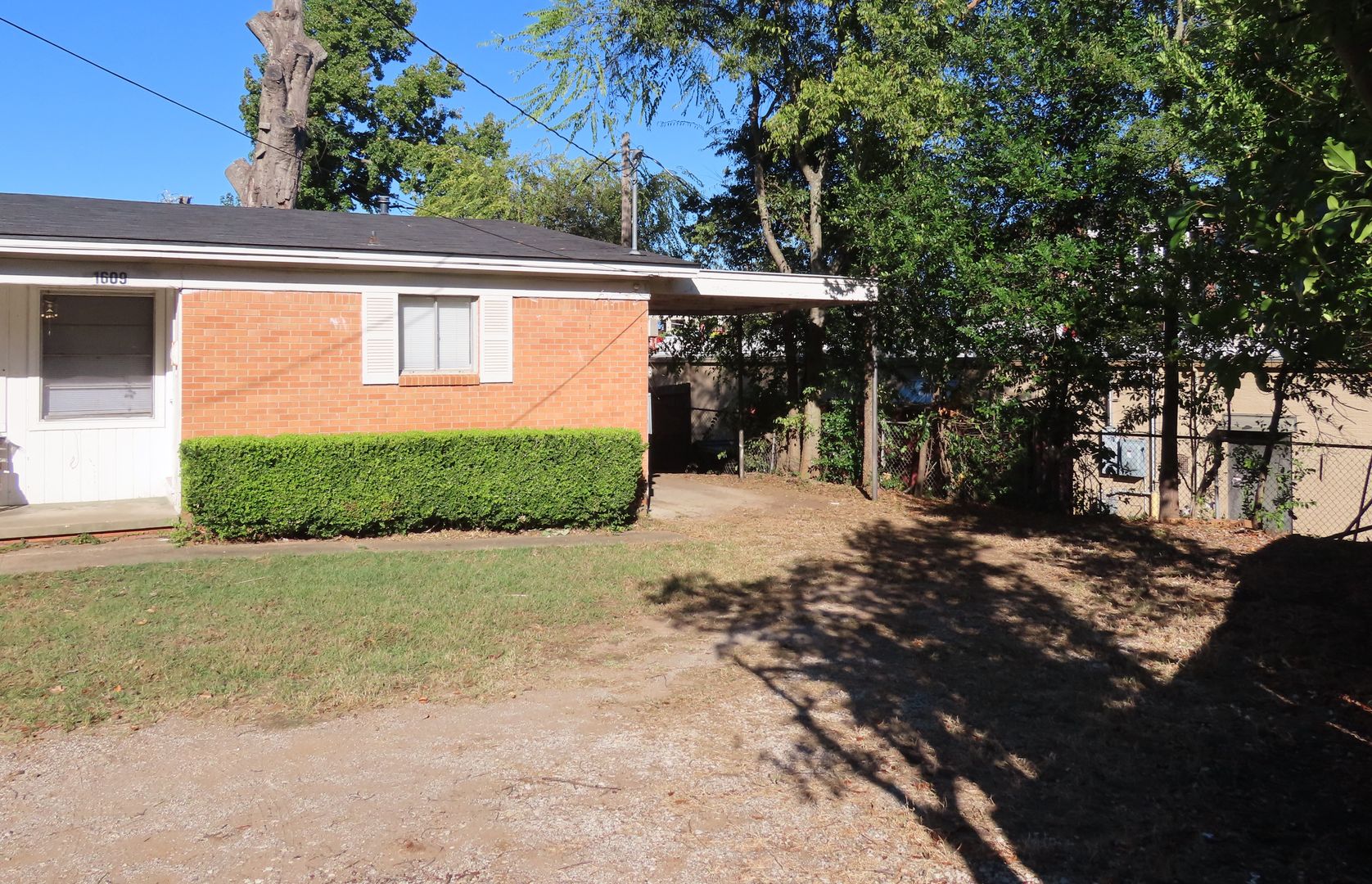 Three bedroom, One Bath Duplex Near Hospital District and TJC!