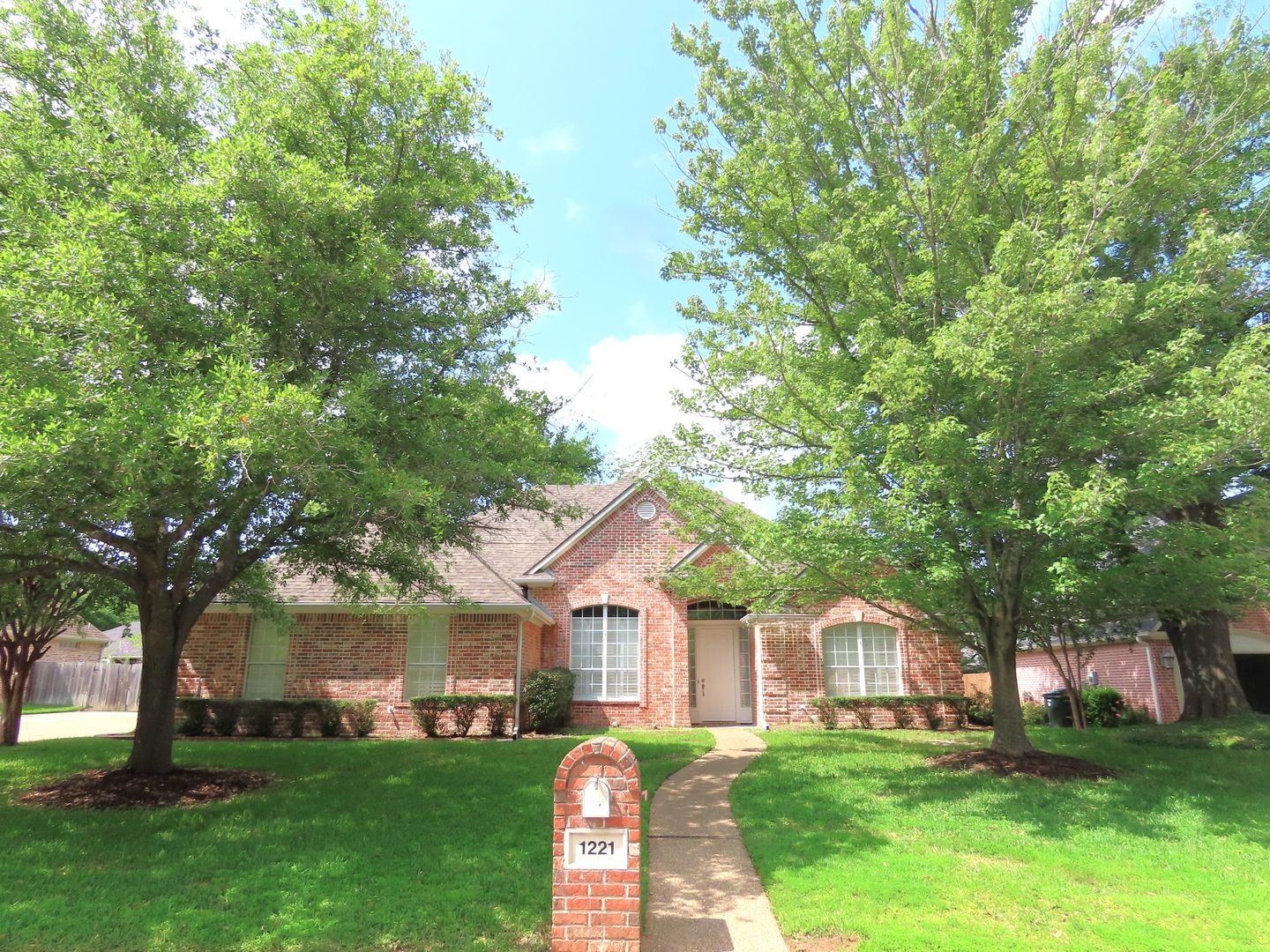 Tyler House: 1221 River Bend Dr.