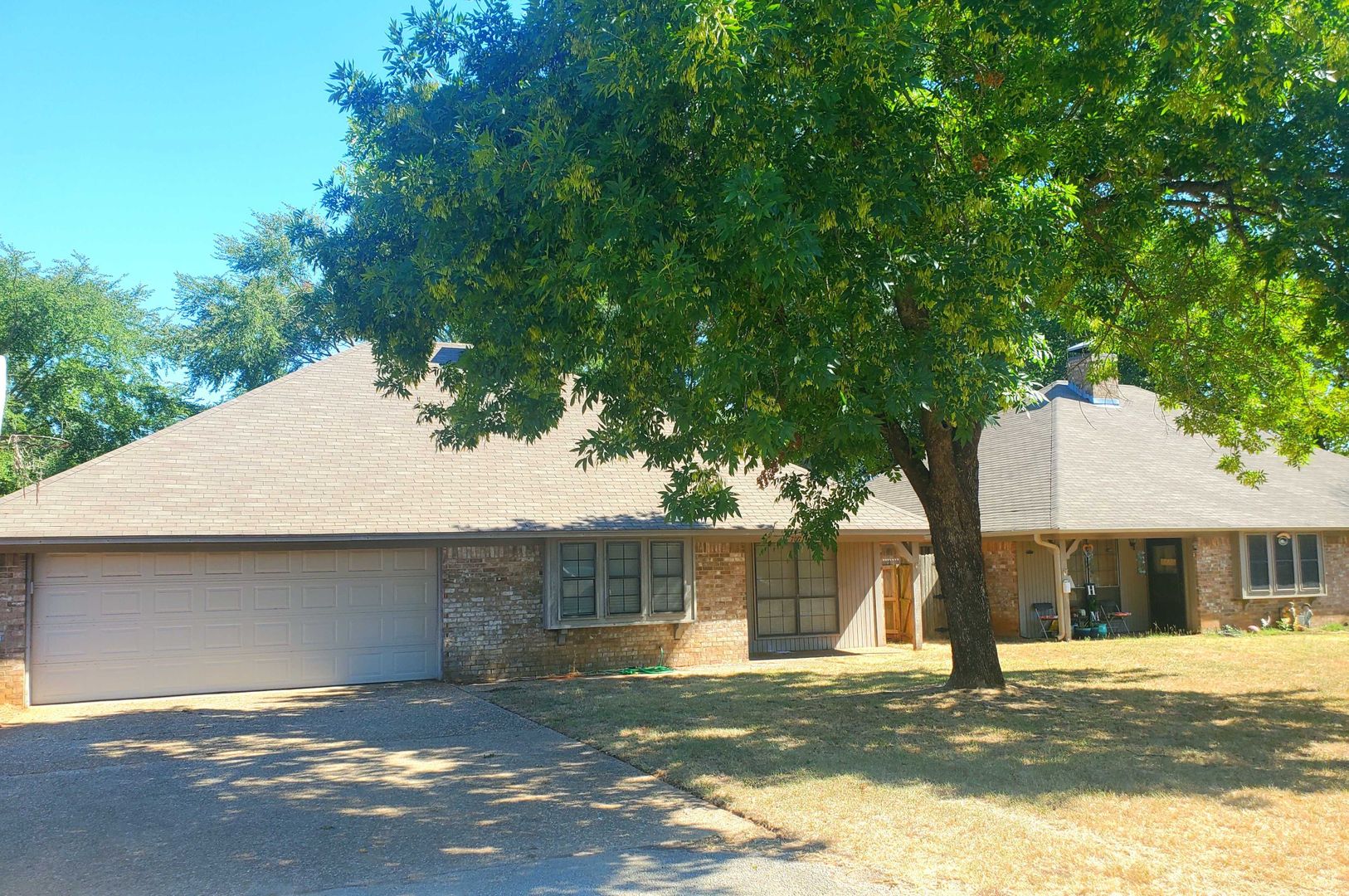 Whitehouse House: 707 Kelli Ln