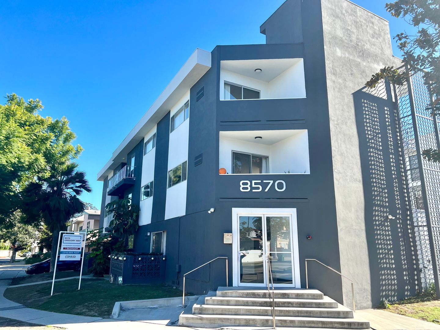 Los Angeles Apartment: 8570 Gregory Way