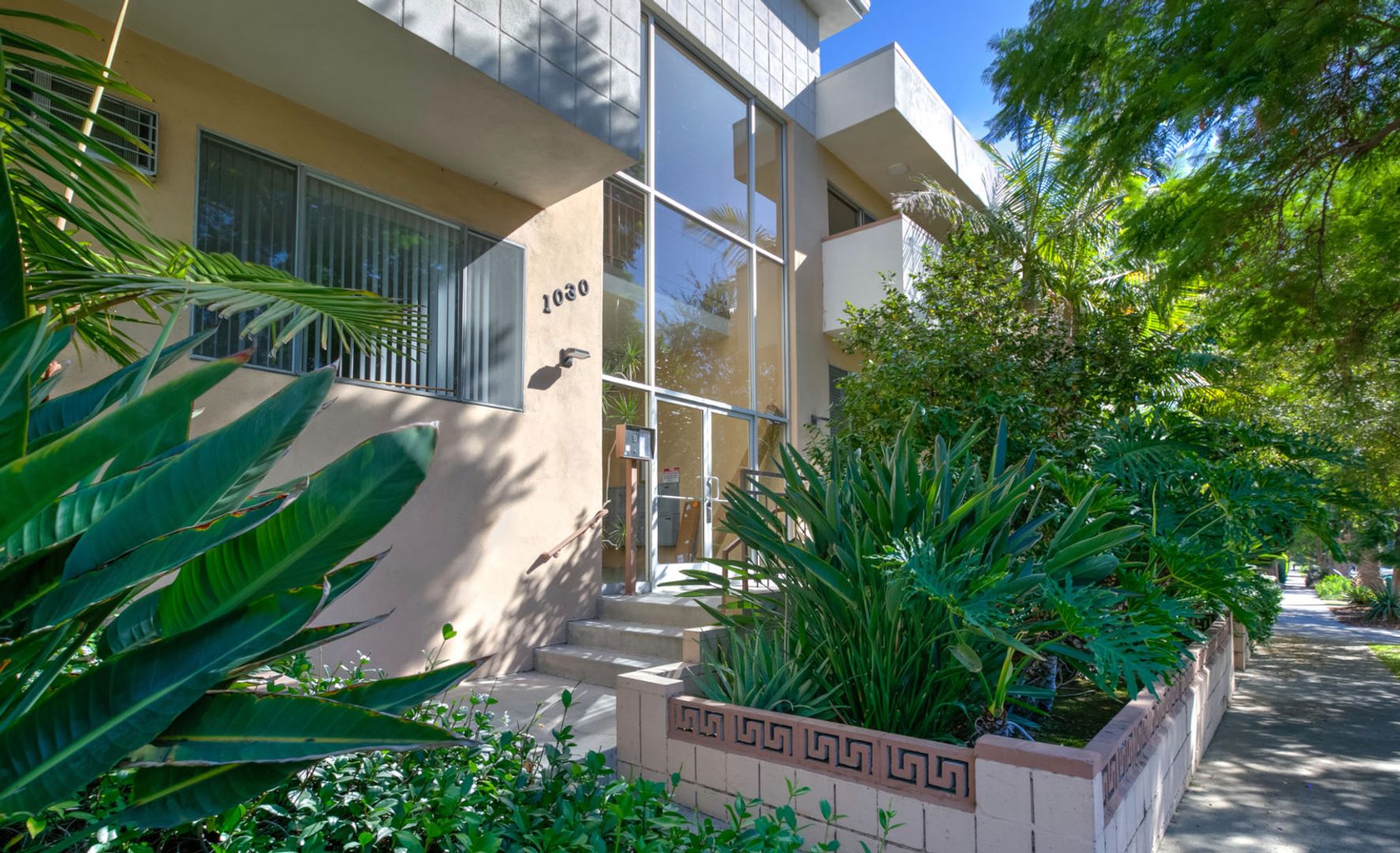 West Hollywood Apartment: 1030 N Harper Ave.