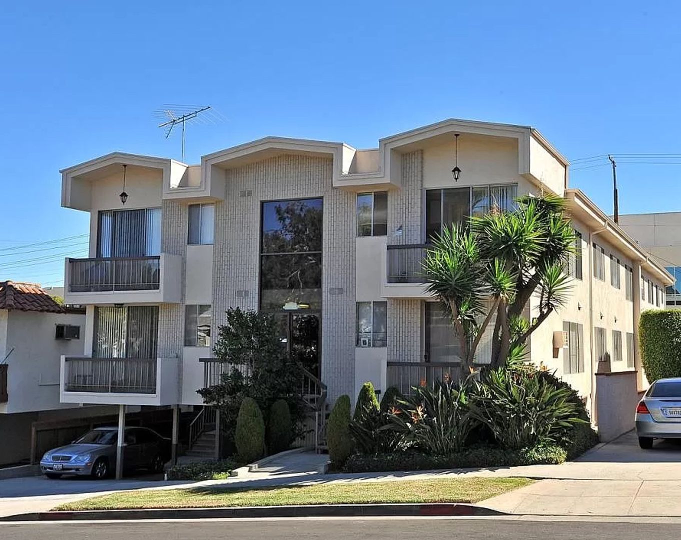 Los Angeles Apartment: 10558 Eastborne Ave.