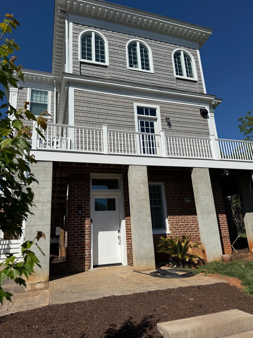 Lynchburg Apartment: 2021 Rivermont Avenue