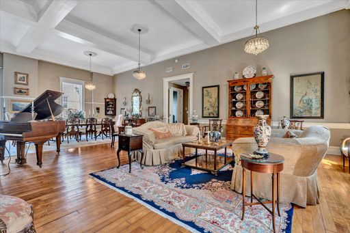 Luxurious Downtown Apt – photo 1