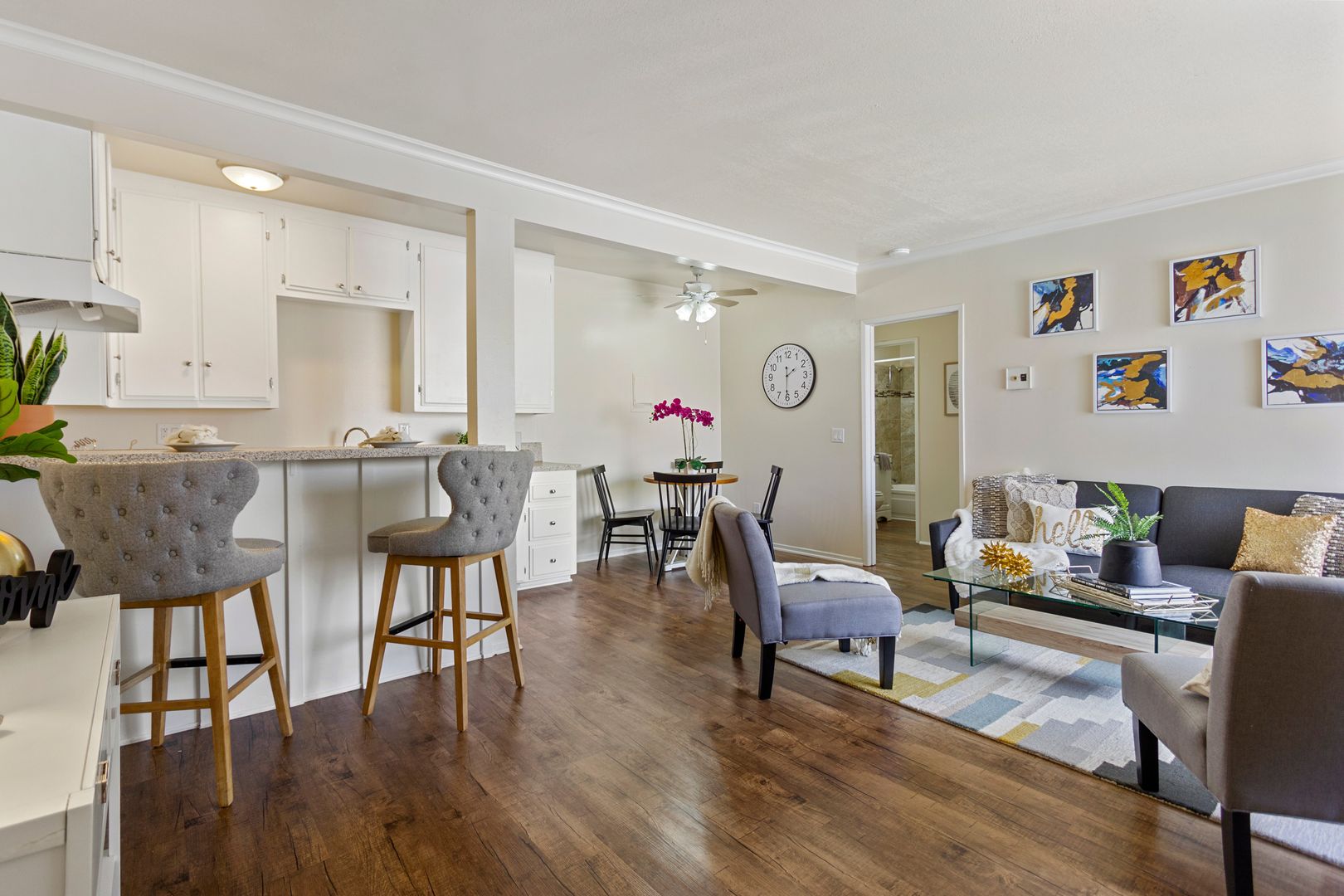 Holiday West Apartments 3 of 12