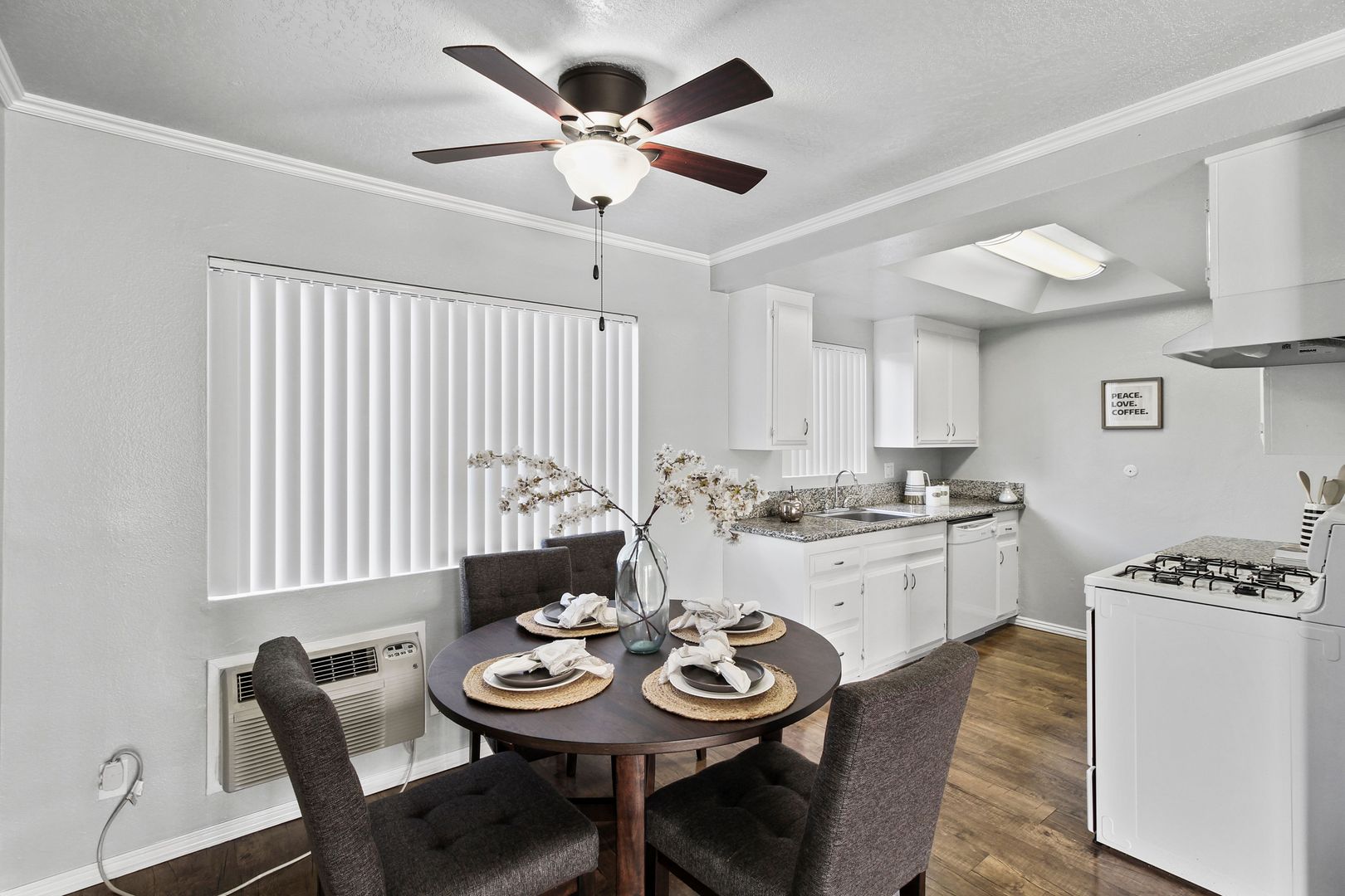 Villa Marseilles Apartments 2 of 12