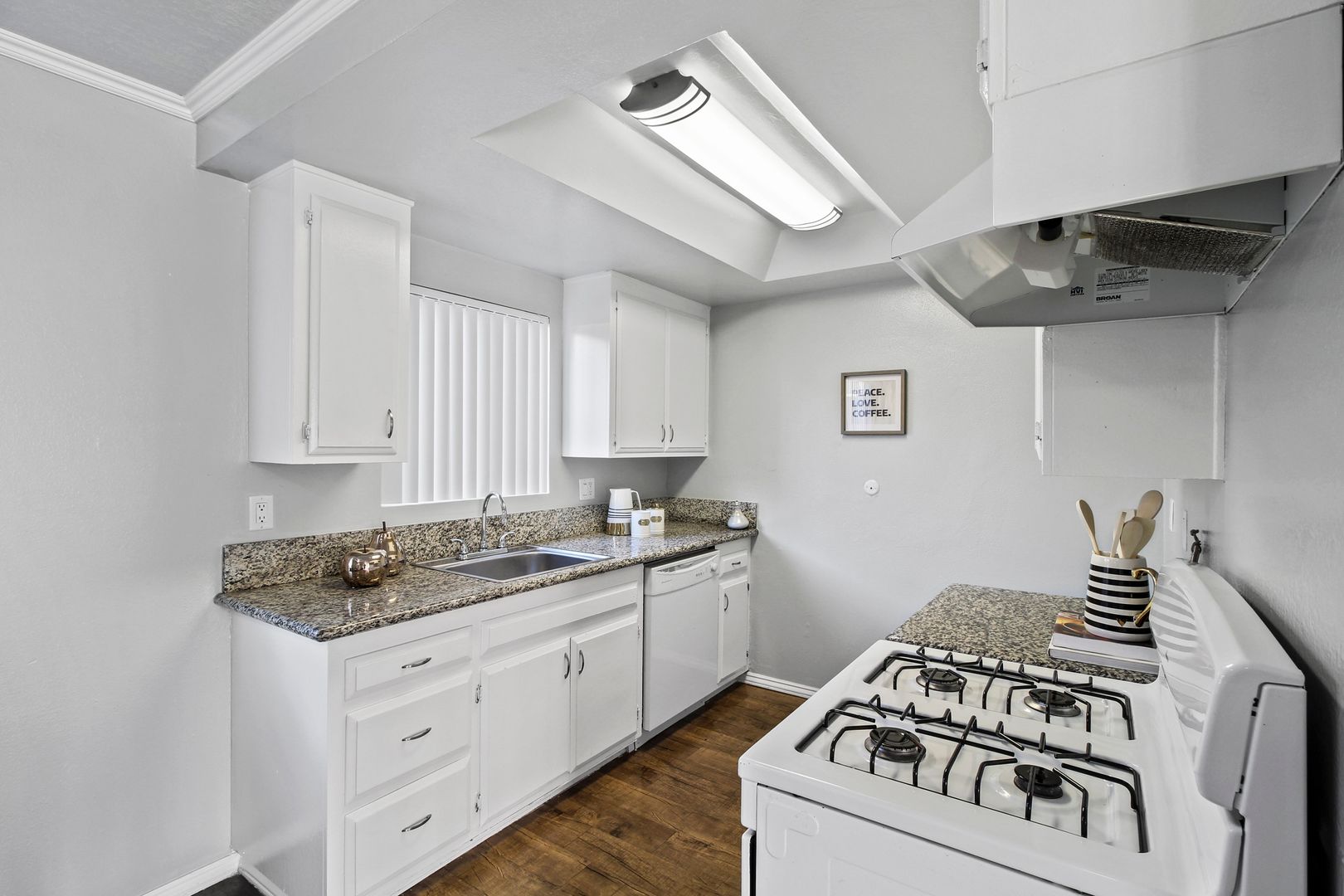 Villa Marseilles Apartments 6 of 43