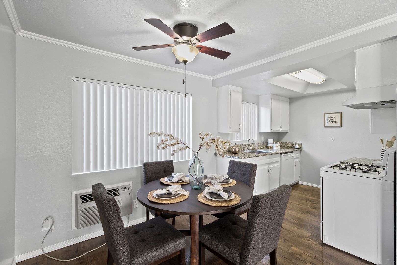Villa Marseilles Apartments 7 of 43