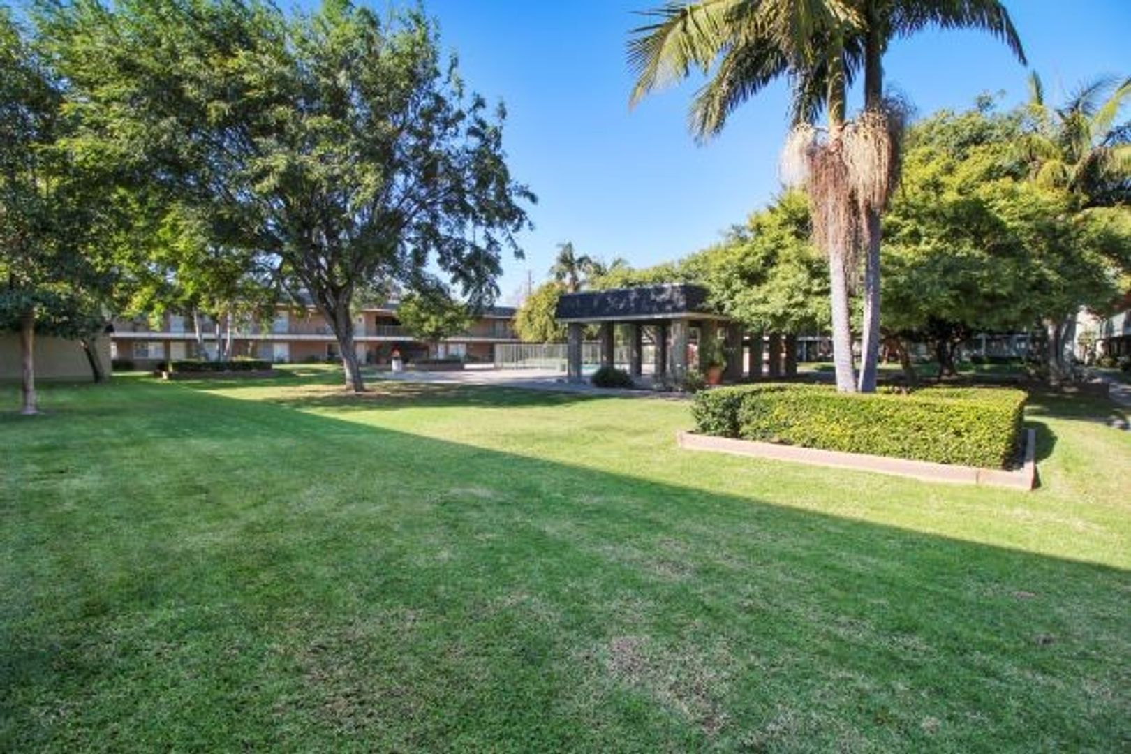 Villa Marseilles Apartments 29 of 43
