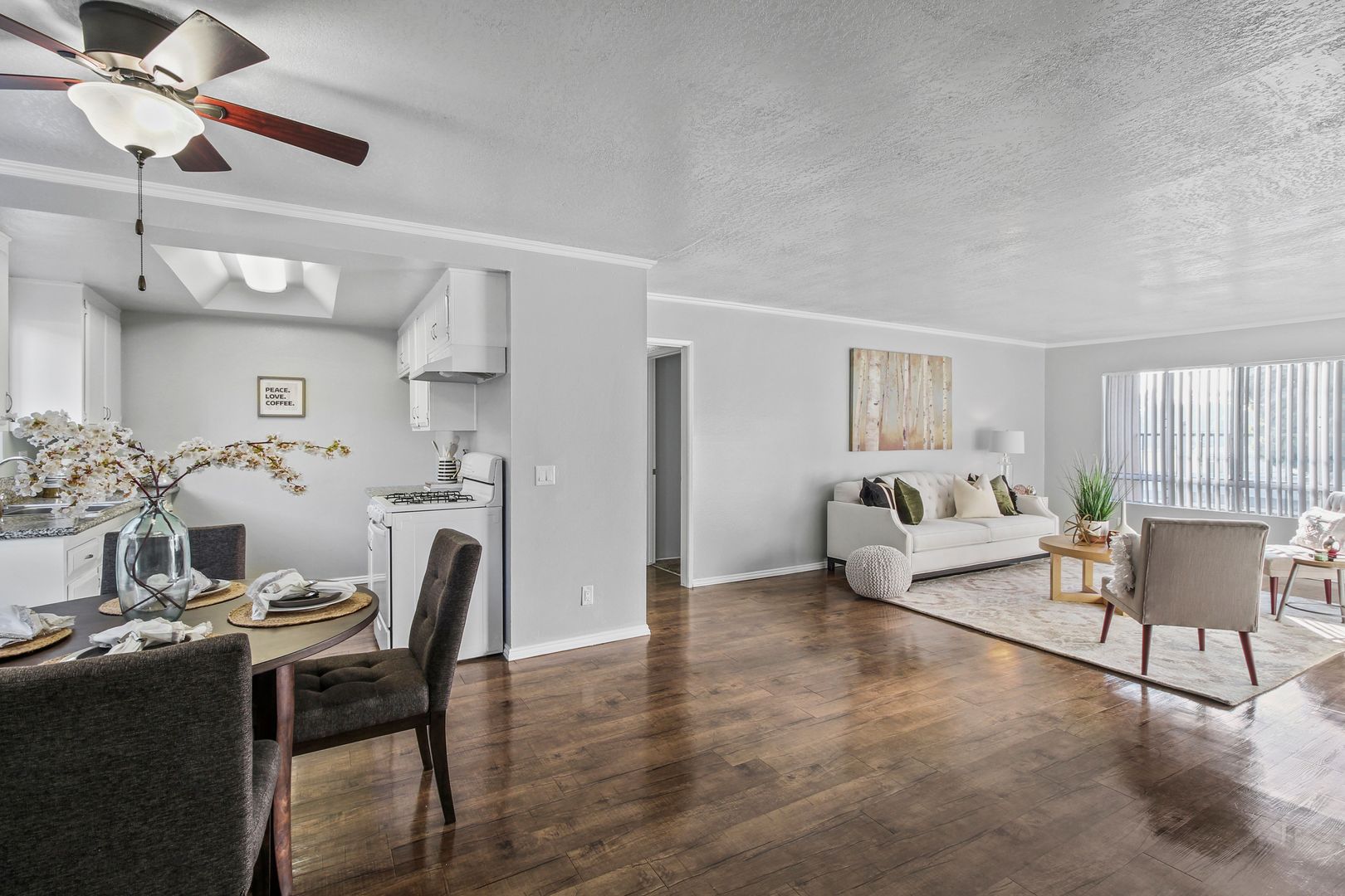 Villa Marseilles Apartments 10 of 43