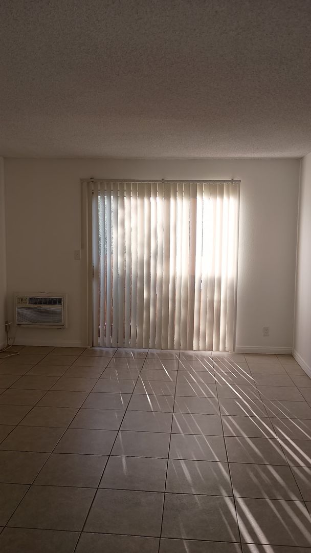 North Hollywood Apartment: 6114 Whitsett Ave