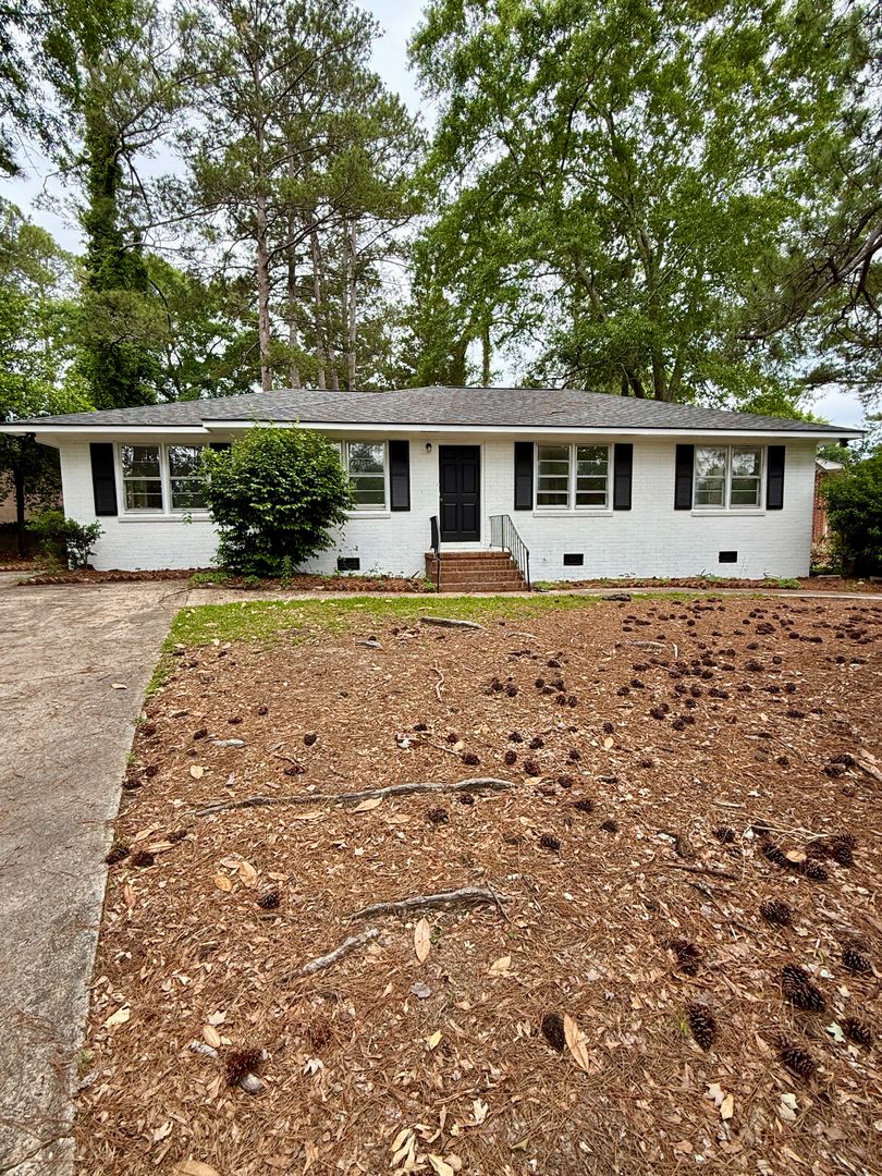 Macon House: 4158 Log Cabin Dr.